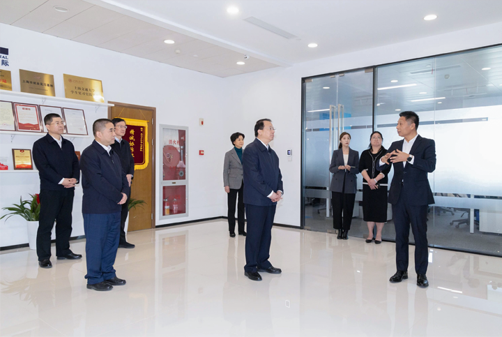 上海市长龚正一行察看AI知名人力资源服务公司球客岛官网(中国)国际的AI赋能人力资源数据动态分析平台